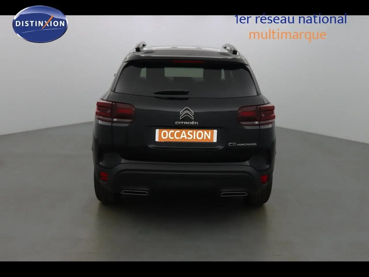 Citroën C5 Aircross noir métal vue de face dans un studio, mettant en valeur la calandre et les phares LED distinctifs.