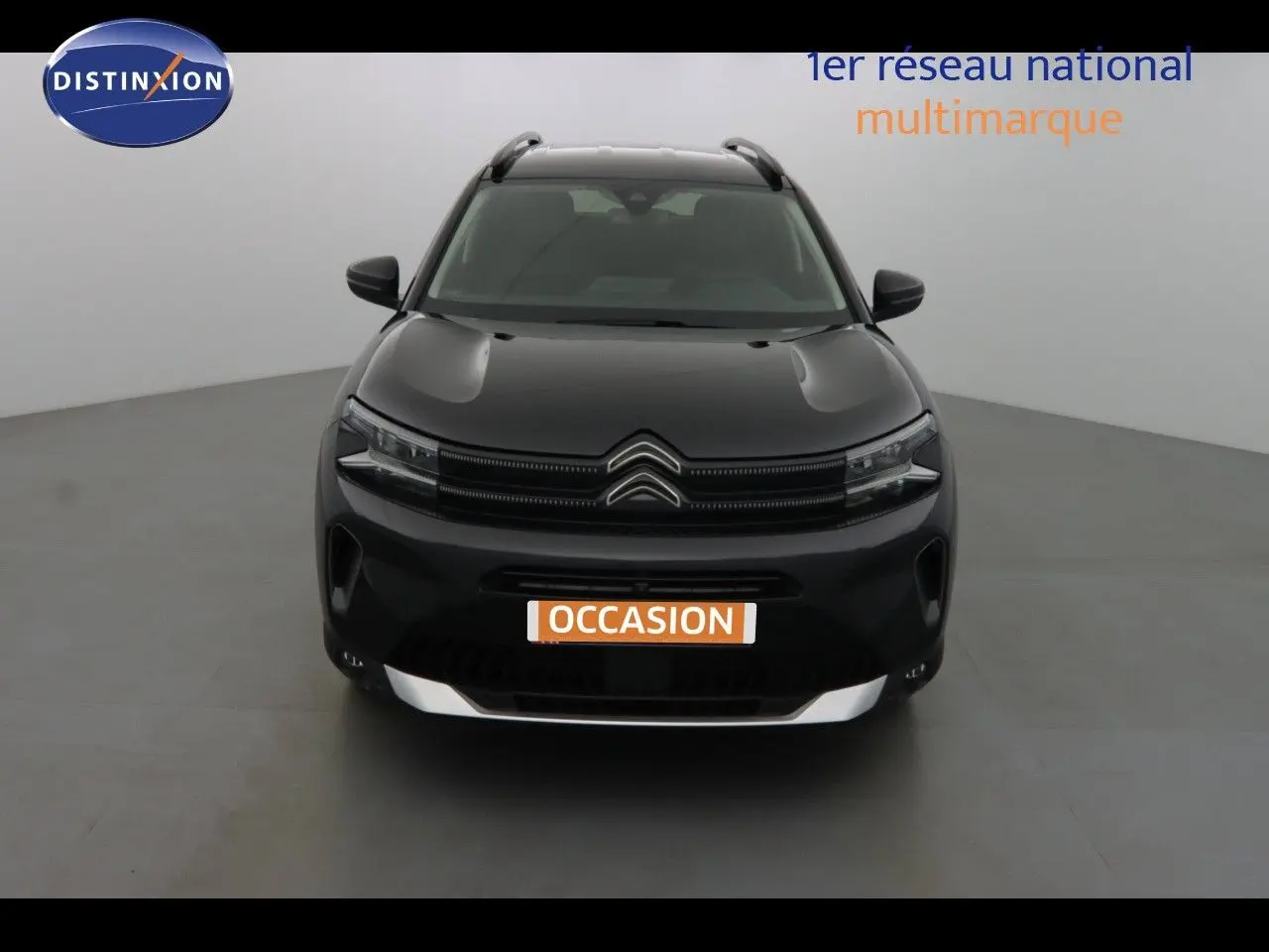Vue arrière d'un Citroën C5 Aircross noir métal avec feux arrière LED et double sortie d'échappement intégrée.