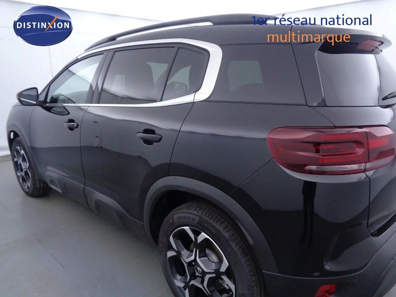 Gros plan sur la roue avant gauche noire métallisée du Citroën C5 Aircross 2022 avec jante alliage bicolore.