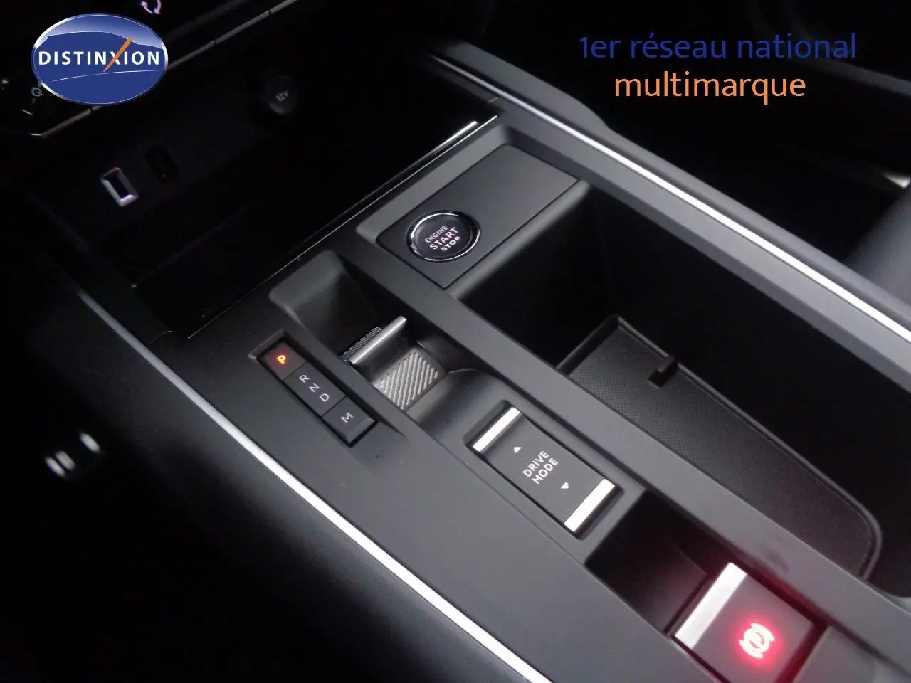 Vue intérieure frontale du tableau de bord et volant noir du Citroën C5 Aircross 2022 avec écran tactile central allumé.