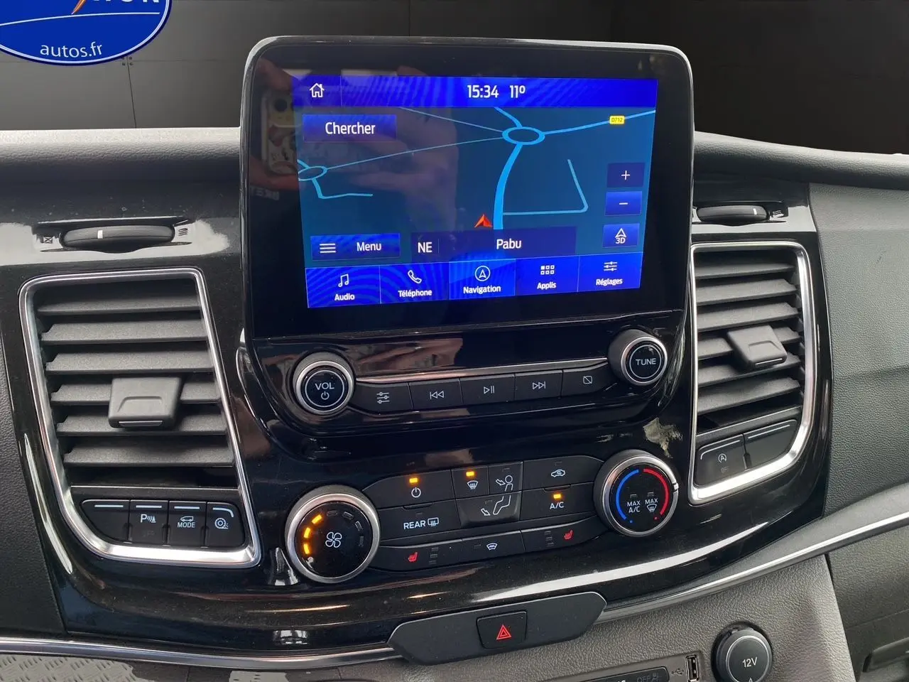 Tableau de bord du Ford Tourneo Custom 2020 avec écran tactile navigation et commandes climatisation visibles.