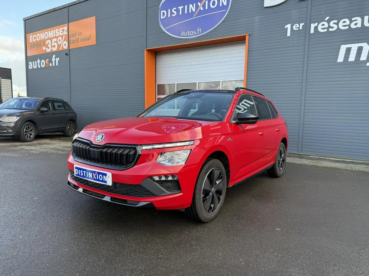 SKODA KAMIQ Monte-Carlo rouge velvet métallisé en 3/4 avant droit avec jantes noires et toit panoramique noir.