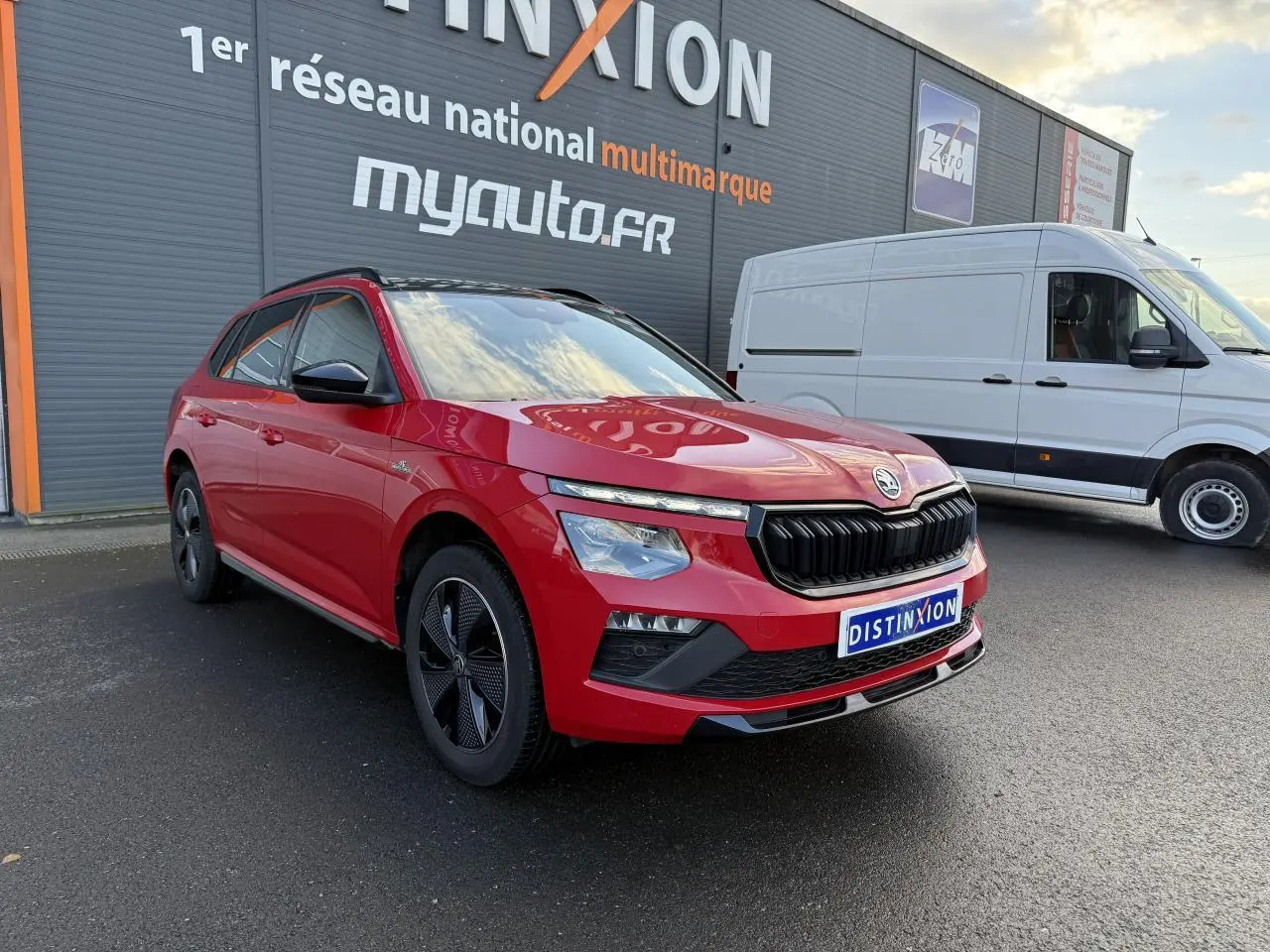 SKODA KAMIQ 1.5 TSI Monte-Carlo rouge velvet métallisé en 3/4 avant avec jantes noires et toit noir panoramique