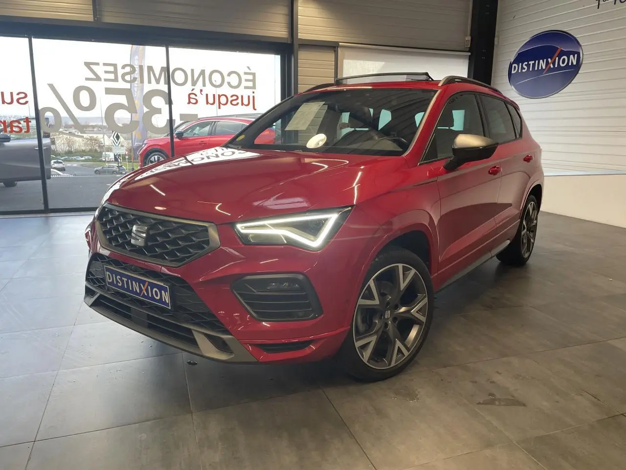 SEAT Ateca rouge 2022 en 3/4 avant droit, avec phares LED allumés et jantes alliage distinctives FR.