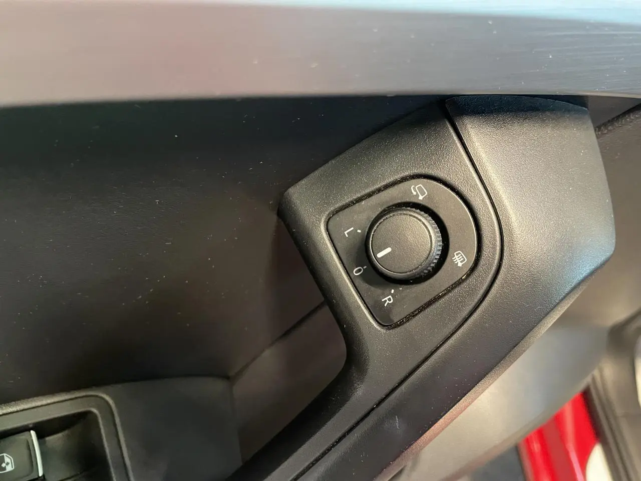 Commande de réglage des rétroviseurs côté conducteur dans un SEAT Ateca rouge 2022, version FR diesel.