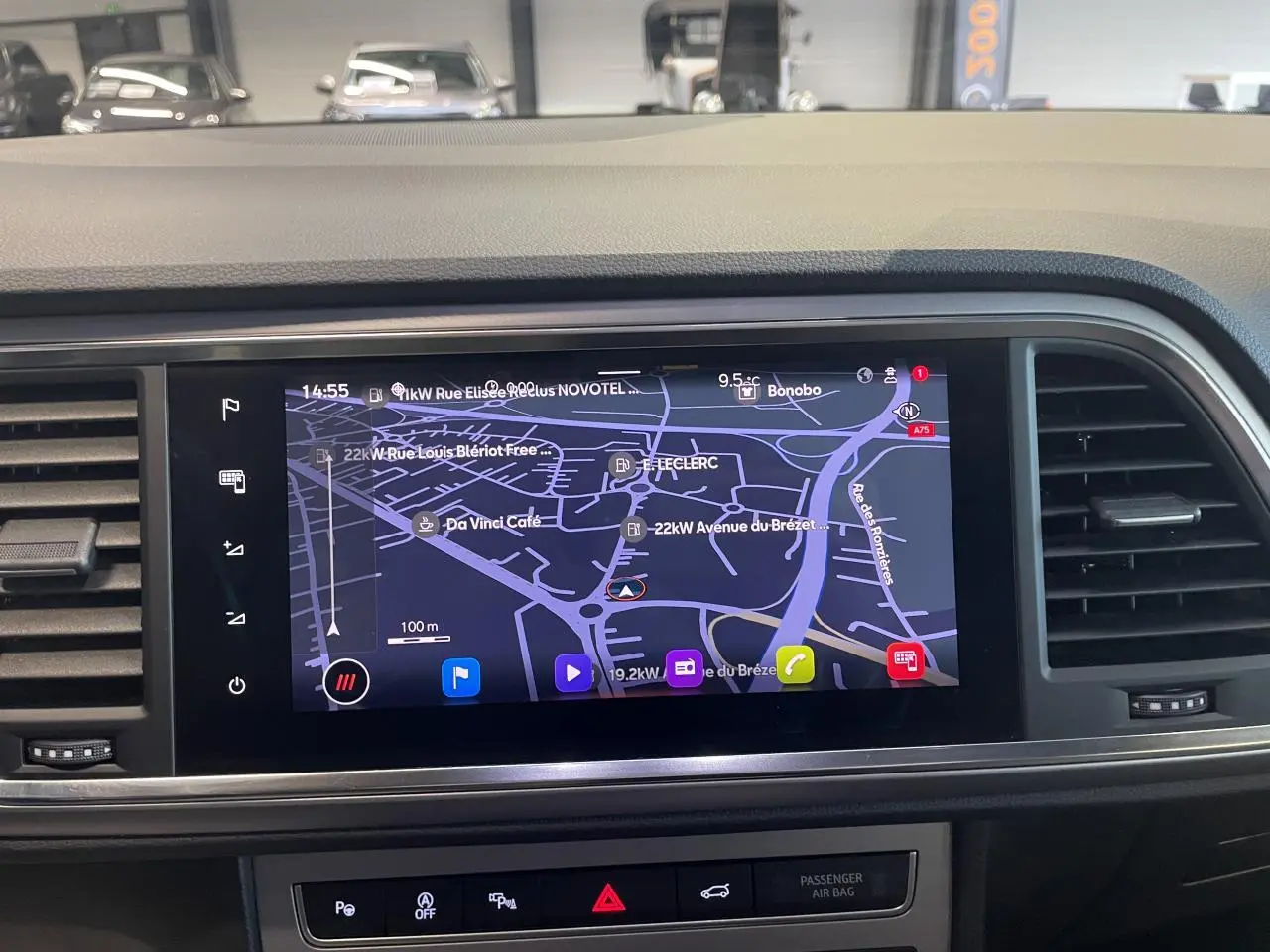 Écran tactile central du tableau de bord du SEAT Ateca rouge 2022, affichant la navigation GPS en intérieur.