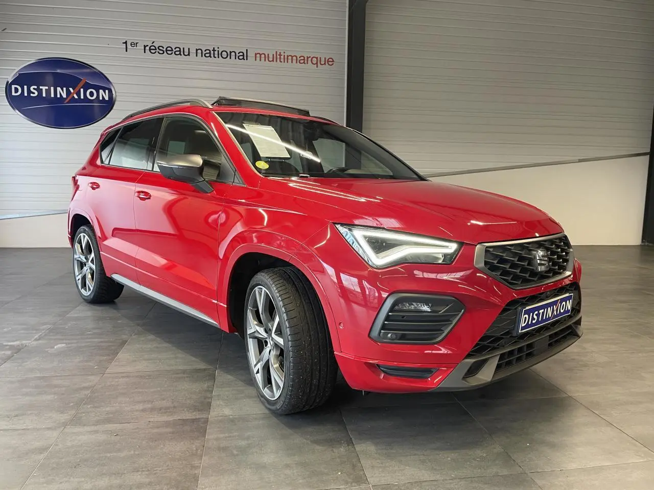 SEAT Ateca rouge 2022 en 3/4 avant droit, avec calandre noire et jantes alliage distinctives FR.
