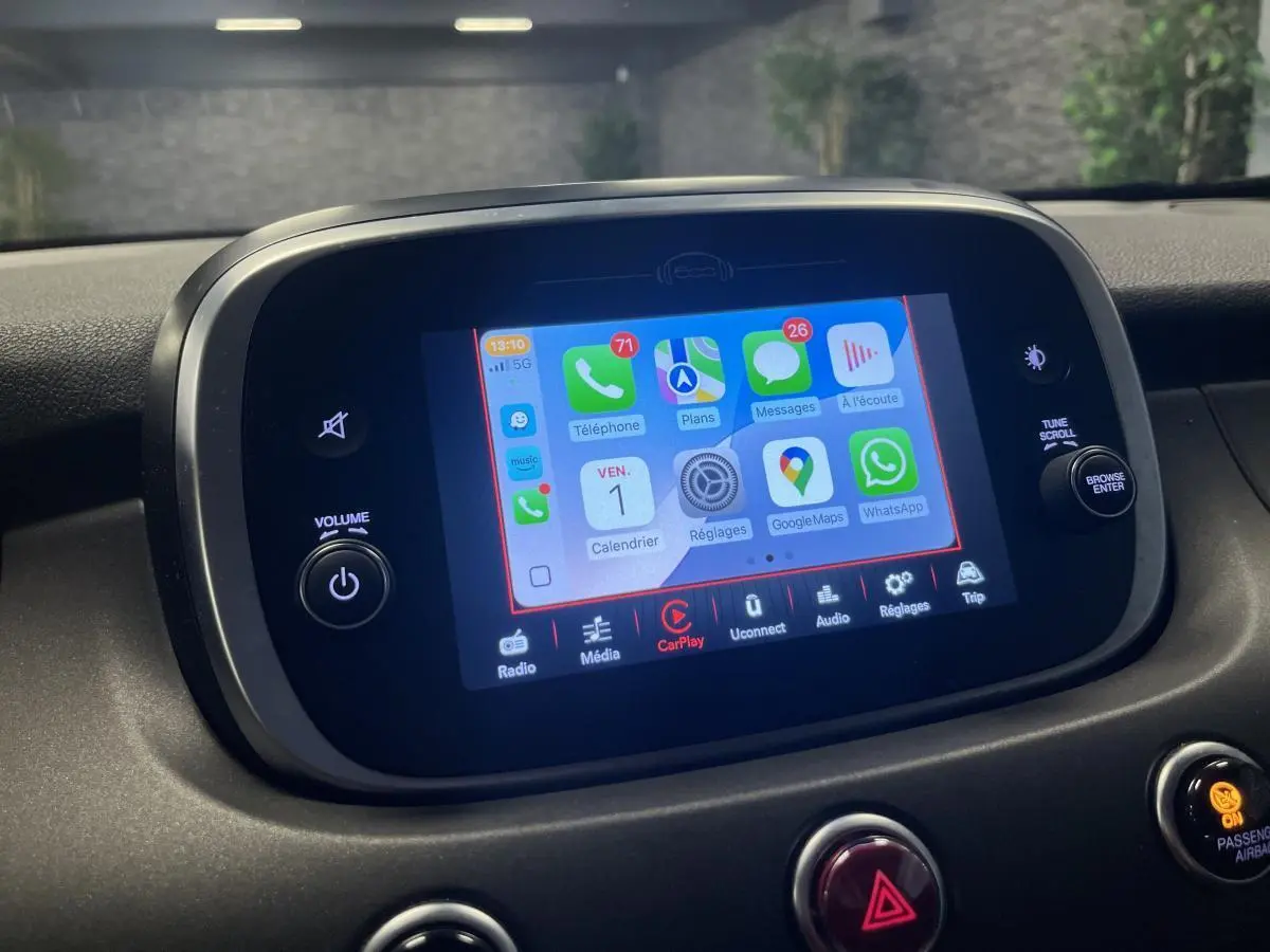 Écran tactile central affichant Apple CarPlay dans l’habitacle du Fiat 500X 2024.