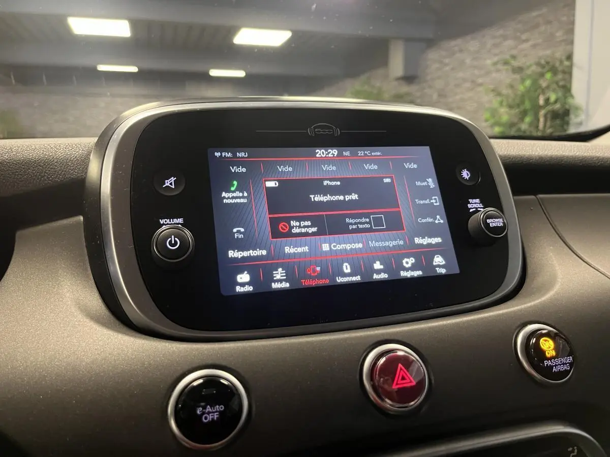 Écran tactile central du tableau de bord de la Fiat 500X 2024, affichant l'interface téléphone connectée.