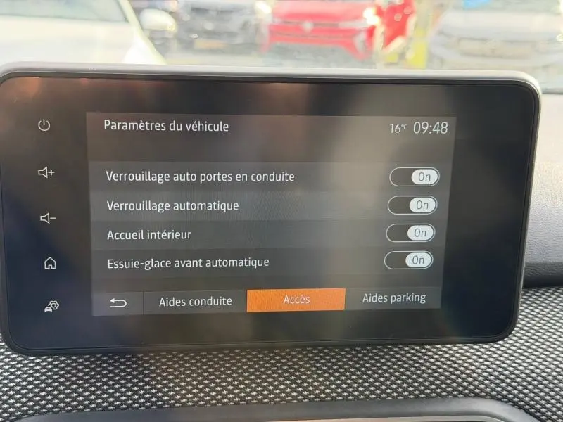 Écran tactile intérieur du Dacia Jogger 2025 affichant les paramètres d'accès, avec tableau de bord en carbone.