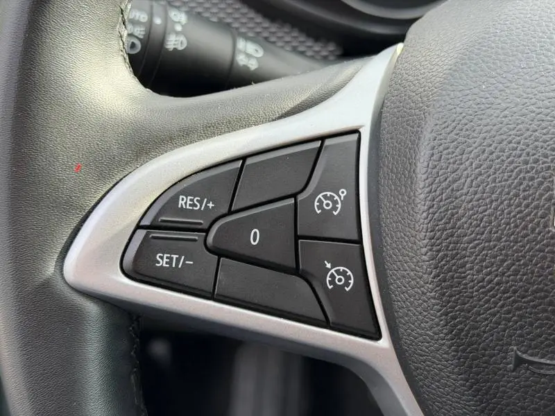 Gros plan sur les commandes de régulateur de vitesse au volant d'un Dacia Jogger 2025, finition Expression.
