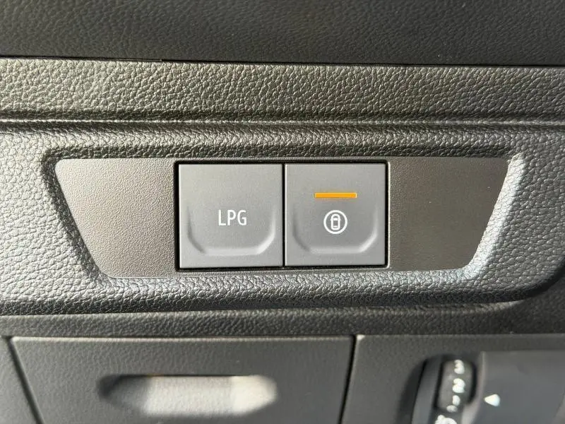 Gros plan sur les boutons de commande LPG et verrouillage, tableau de bord intérieur du Dacia Jogger 2025.