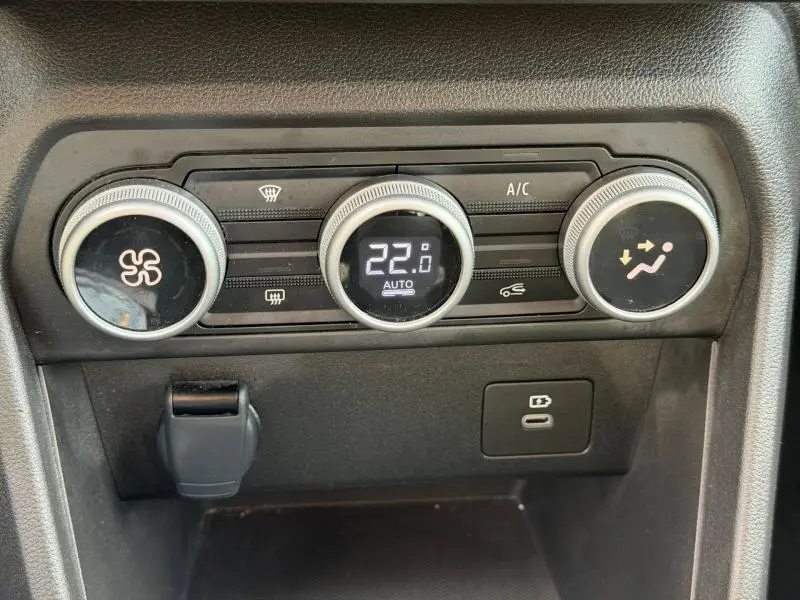 Commandes de climatisation du tableau de bord du Dacia Jogger 2025, avec affichage digital à 22°C et réglages rotatifs.