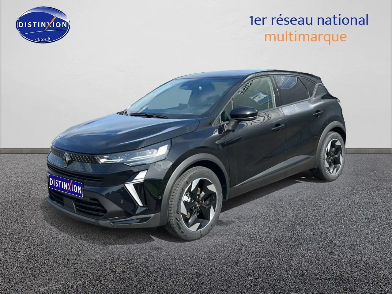 Renault Captur 2025 noir étoile en 3/4 avant droit, avec jantes alu et feux LED distinctifs.