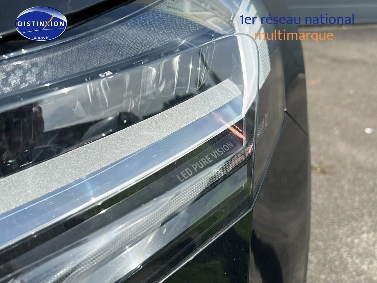 Gros plan sur le phare avant droit noir étoile du Renault Captur 1.6 e-tech hybride 2025 avec inscription LED Pure Vision.
