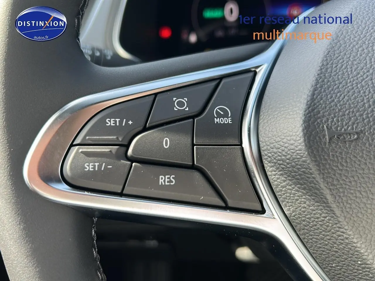 Gros plan sur les commandes de régulateur de vitesse au volant cuir du Renault Captur noir étoile 2025.