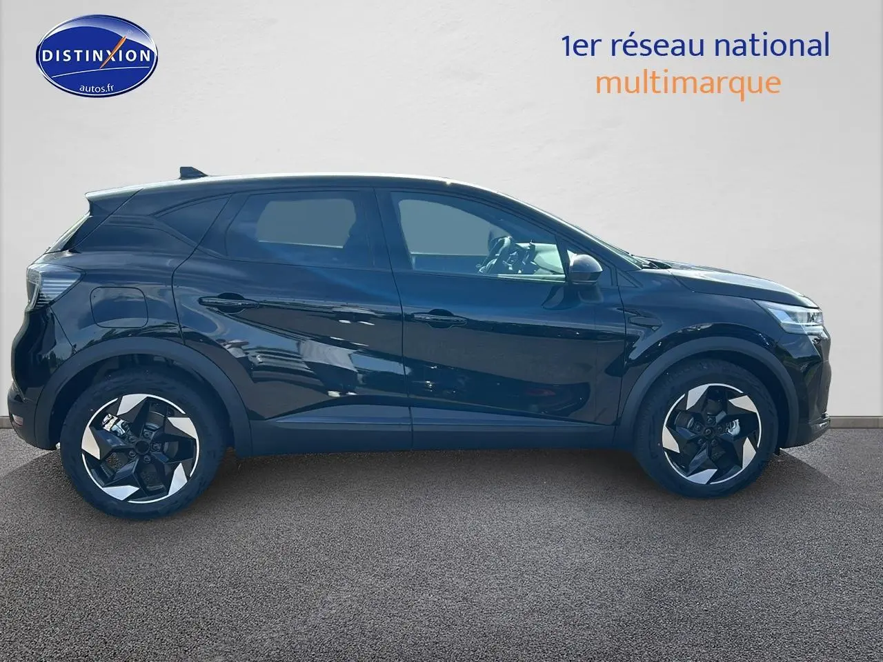 Profil droit du Renault Captur 1.6 e-tech hybride 2025 en noir étoile avec jantes alu bicolores.