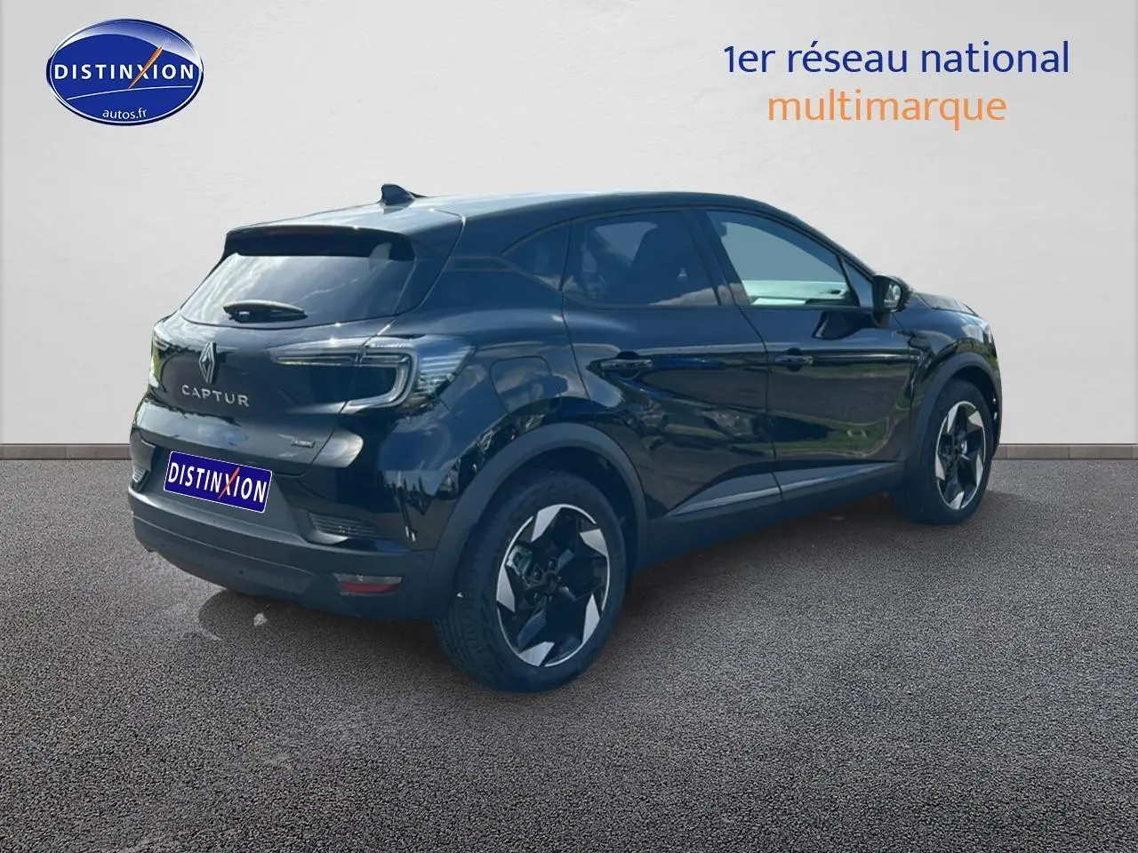Renault Captur noir étoile vue 3/4 arrière droit, jantes alu et feux arrière LED distinctifs visibles.