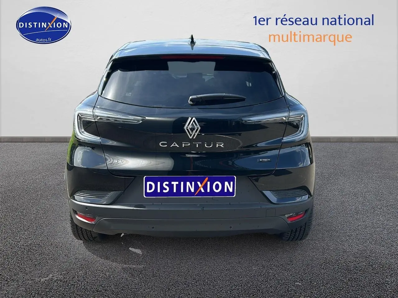 Vue arrière d'un Renault Captur noir étoile 2025 avec feux LED et logo central bien visibles.