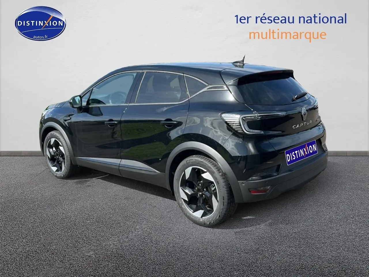 Vue 3/4 arrière droite d’un Renault Captur noir étoile avec jantes alu et vitres arrière surteintées.