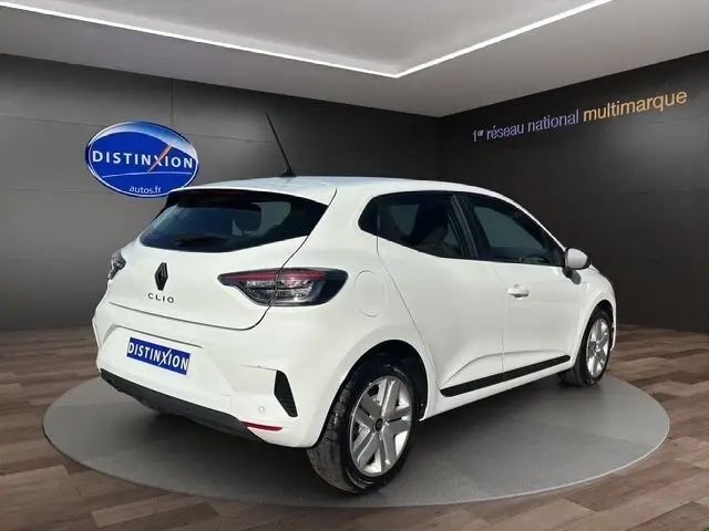 Renault Clio Evolution Blue dCi 100 blanc vue 3/4 arrière droit en intérieur avec feux arrière LED et jantes alliage.