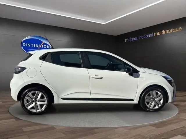 Profil droit d'une Renault Clio blanche Evolution Blue dCi 100 2025, avec jantes alliage et vitres teintées.