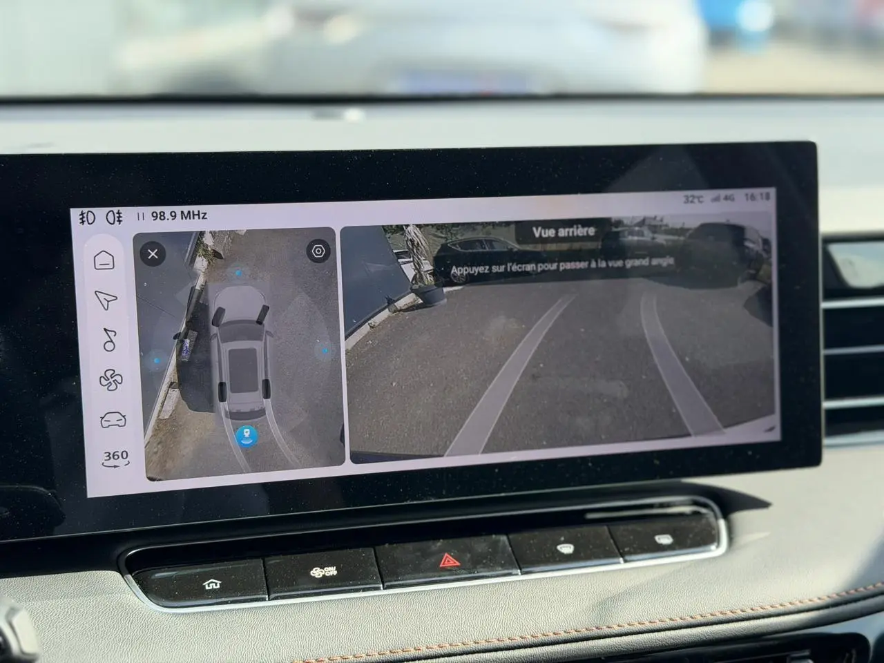 Écran tactile intérieur montrant la caméra 360° et la vue arrière du MG Motor EHS gris 2026.