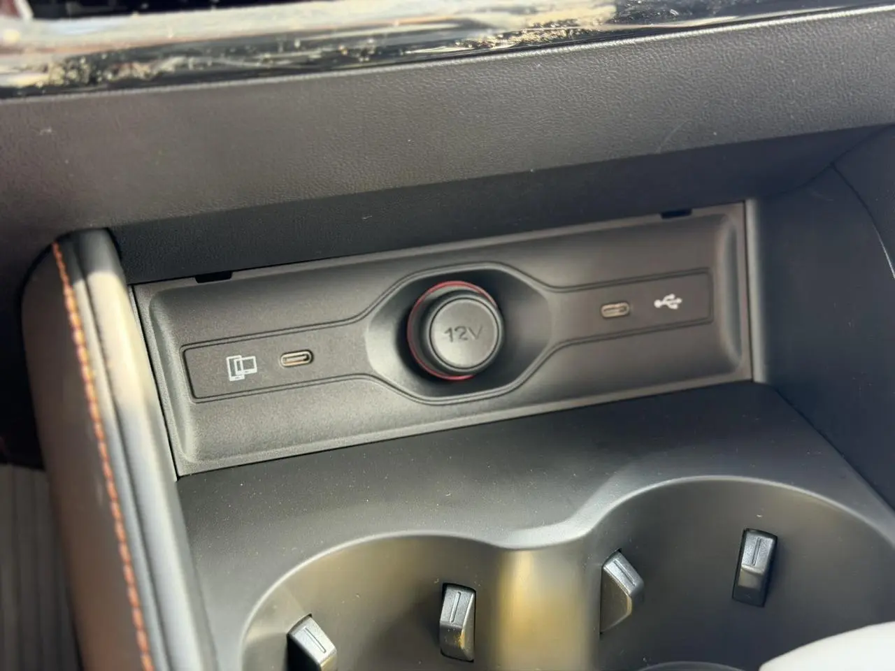 Gros plan sur la console centrale noire du MG Motor EHS 1.5 Hybrid+ 224 Luxury avec prise 12V et ports USB-C.