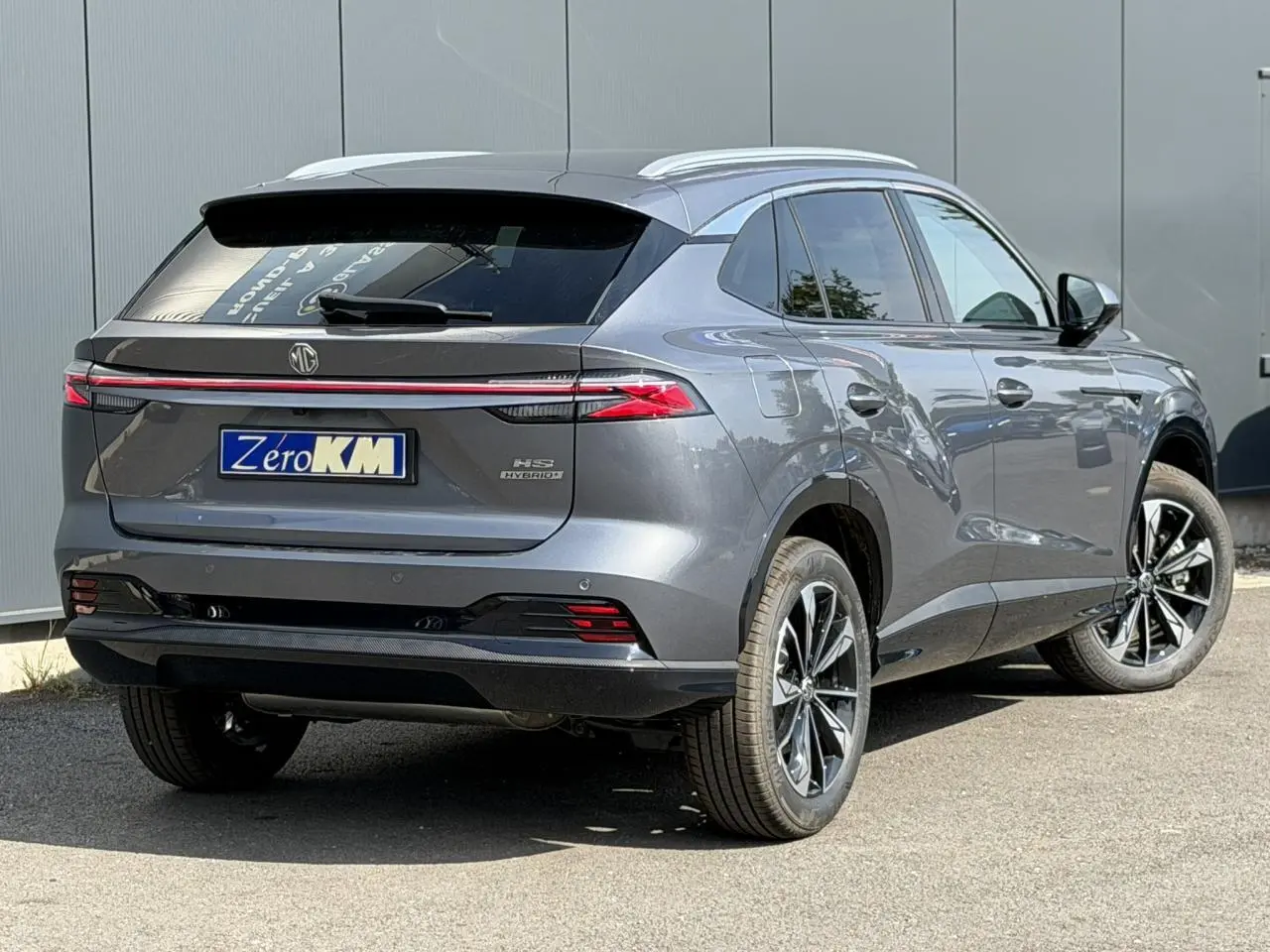 MG EHS 1.5 Hybrid+ 224 Luxury gris métallisé vu en 3/4 arrière droit avec jantes alliage 19 pouces.