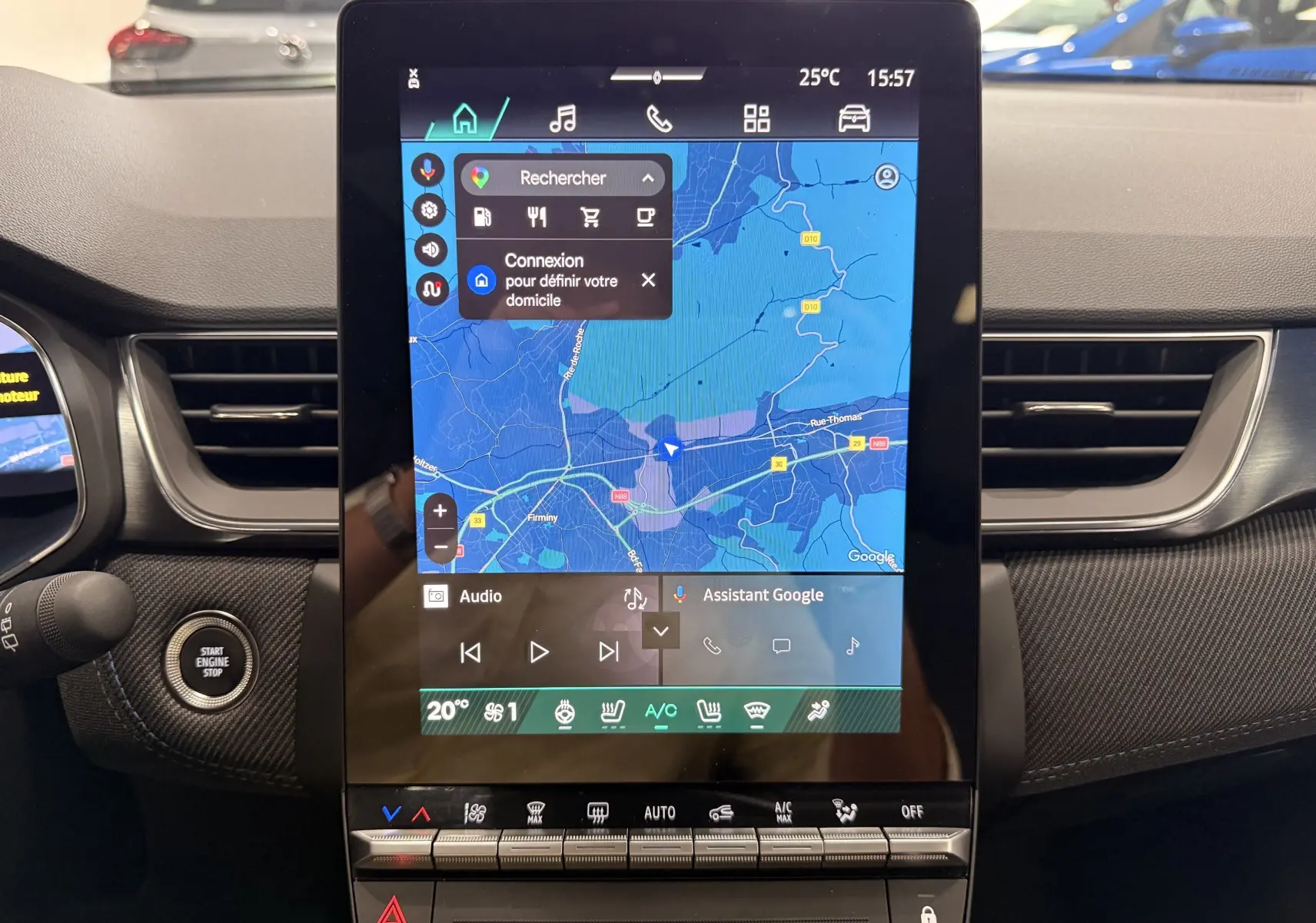 Vue rapprochée de l’écran central tactile du Renault Symbioz gris Rafale, affichant la navigation et les commandes climatisation.