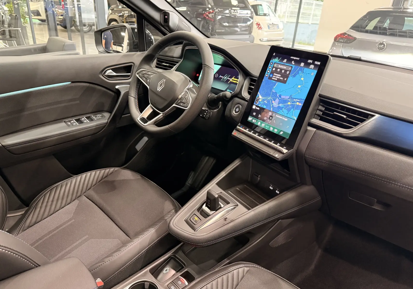 Vue intérieure côté conducteur du Renault Symbioz E-Tech 2026, avec écran tactile vertical et sellerie noire élégante.