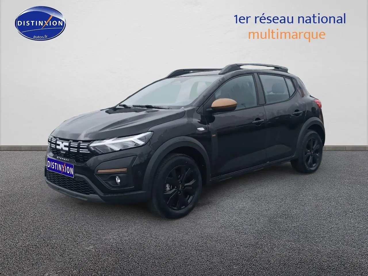 Dacia Sandero Stepway noire vue 3/4 avant droit avec rétroviseurs couleur bronze et jantes noires.
