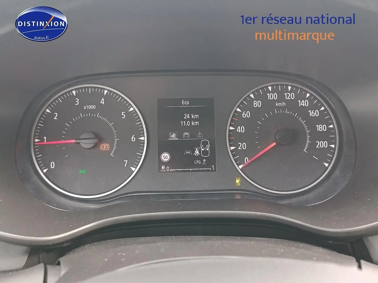 Vue rapprochée du tableau de bord noir de la Dacia Sandero 2025 avec compte-tours et compteur de vitesse numériques.