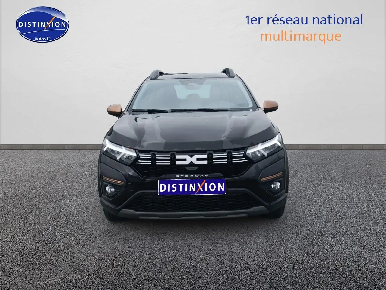 Vue avant d'une Dacia Sandero Stepway noire avec rétroviseurs couleur bronze et calandre distinctive.