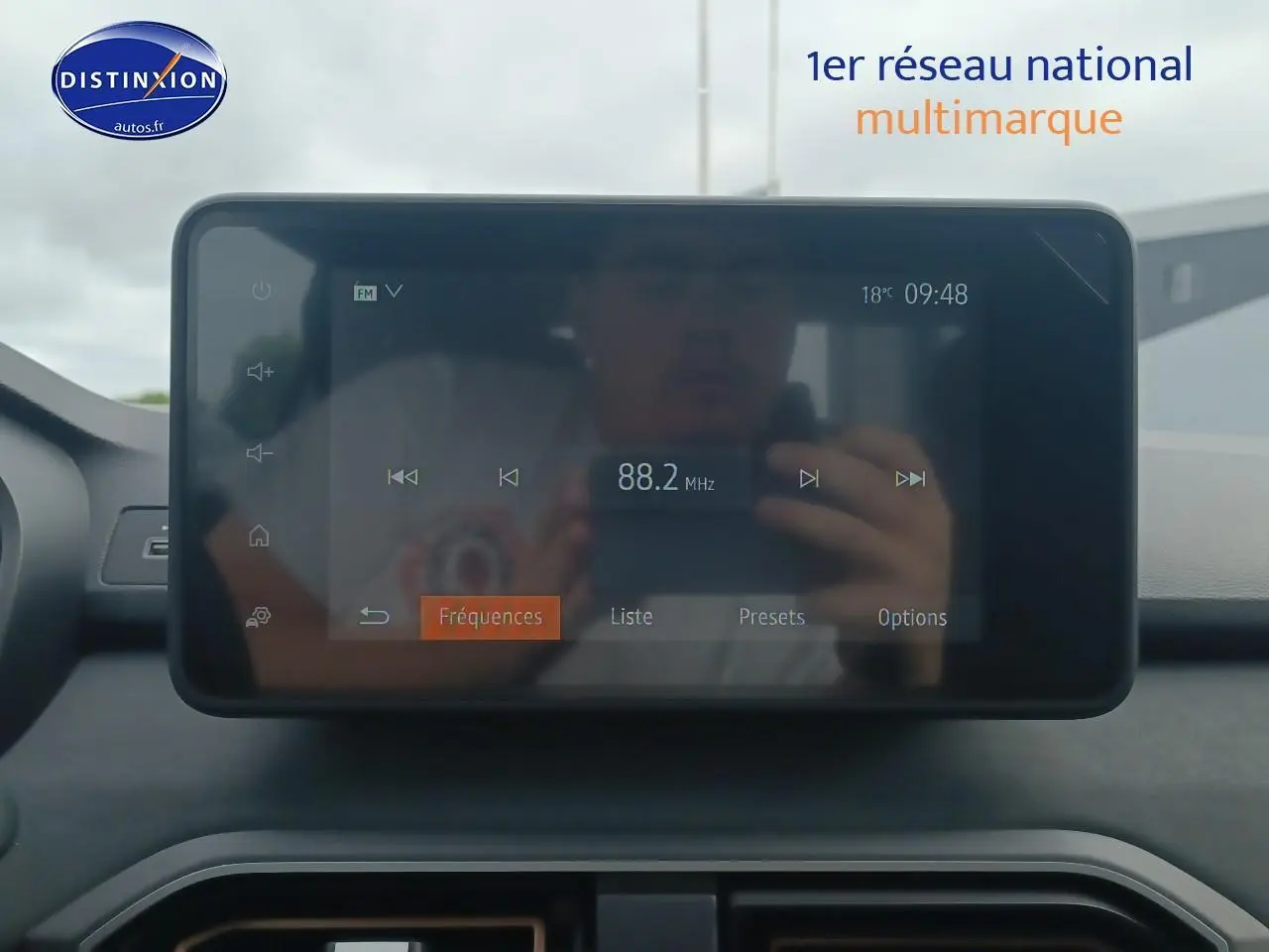 Écran tactile central de la Dacia Sandero 2025 noir affichant une radio FM à 88,2 MHz en intérieur voiture.