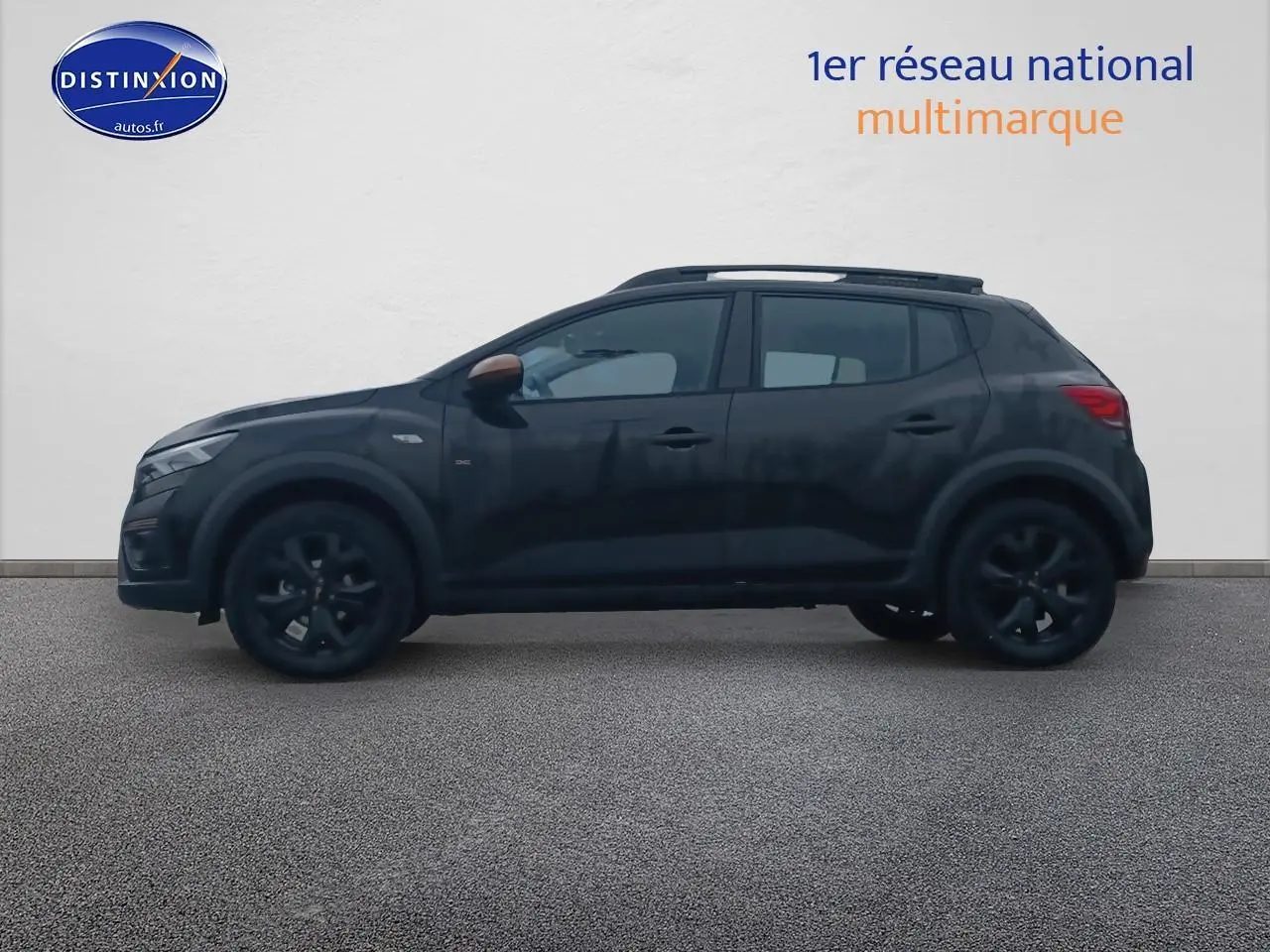 Profil droit d'une Dacia Sandero Stepway noire 2025 avec barres de toit et jantes noires.