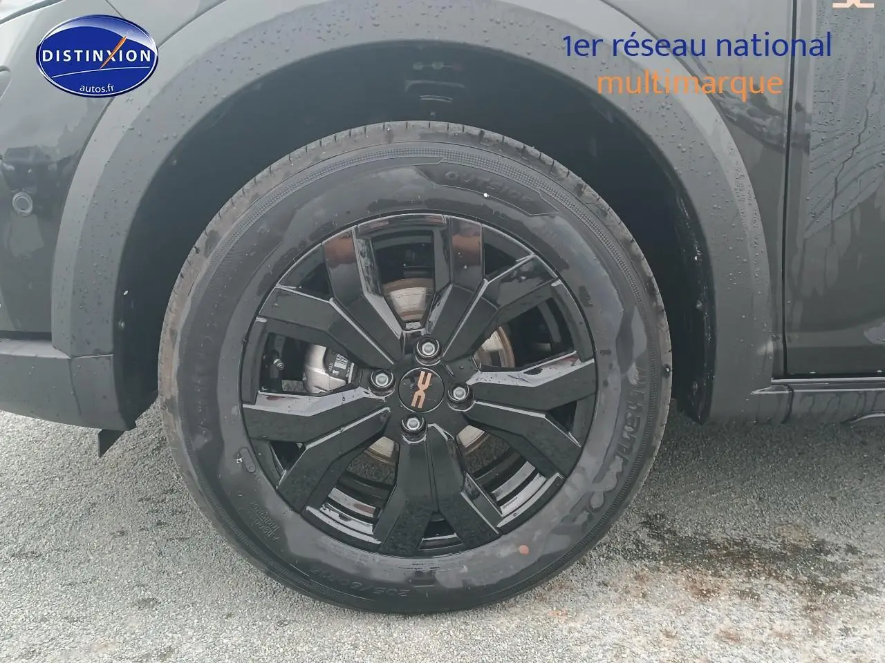 Gros plan sur la roue avant gauche noire avec jante alu noire brillante d'une Dacia Sandero Stepway 2025 noire.