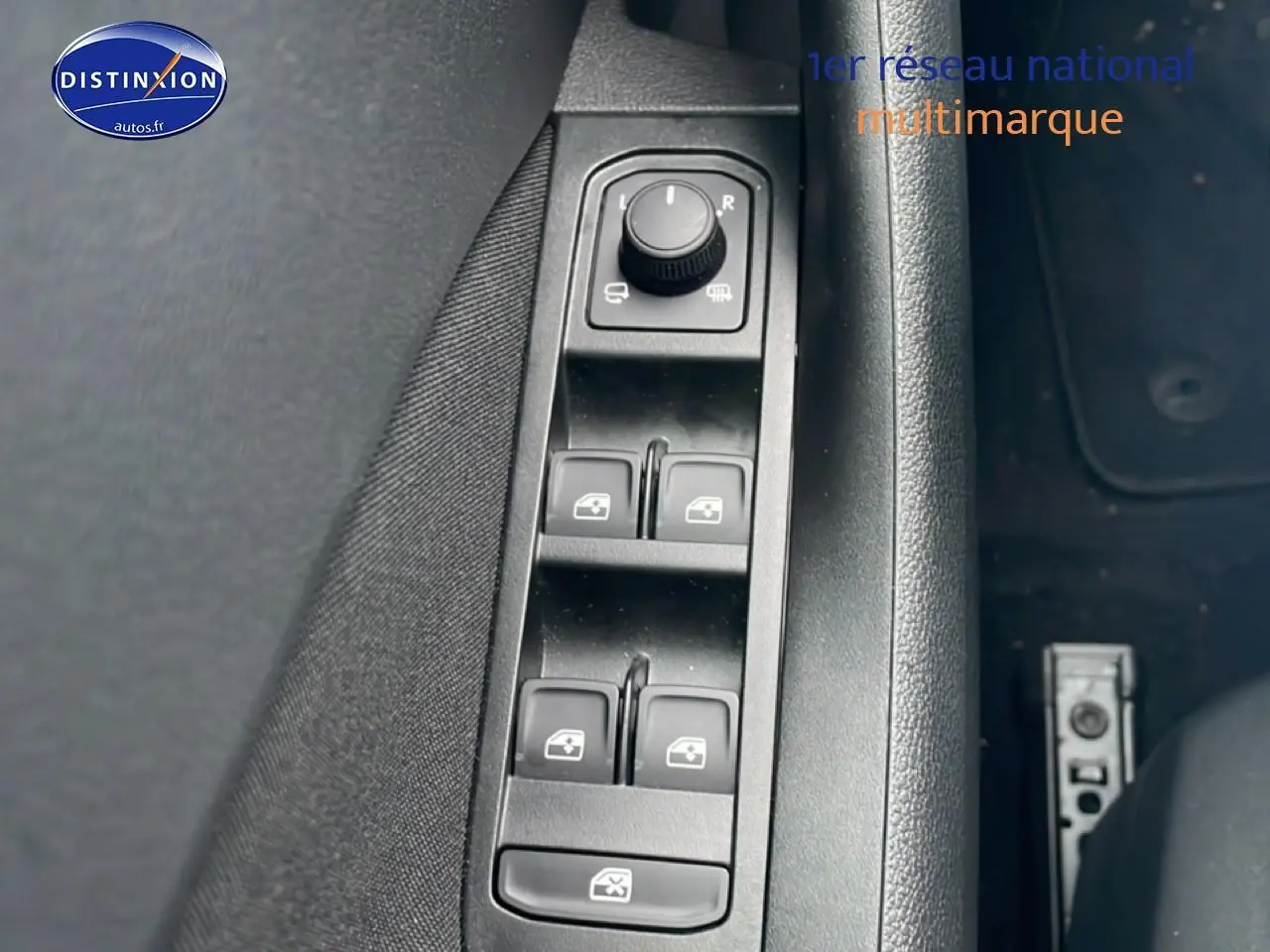 Vue rapprochée du panneau de commandes des vitres et rétroviseurs côté conducteur d’un Skoda Kamiq noir 2025.