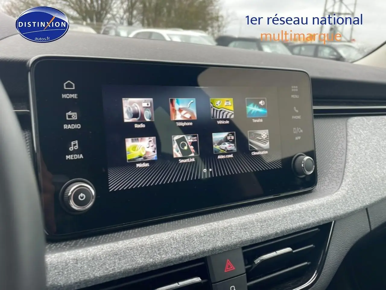 Écran tactile central du tableau de bord du Skoda Kamiq noir, avec interface multimédia affichée.