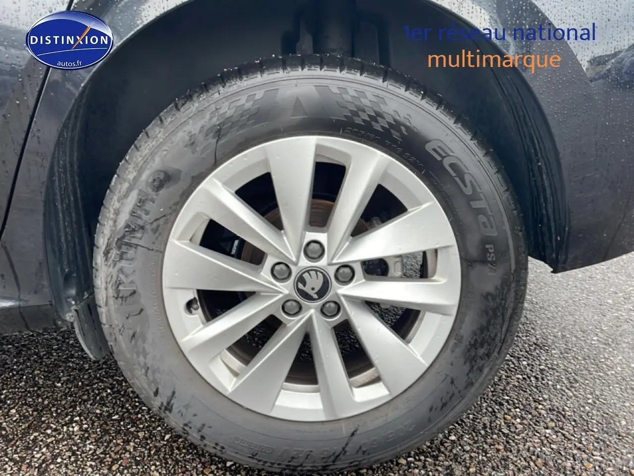 Gros plan sur la roue avant droite avec jante alu argentée du Skoda Kamiq noir 2025.