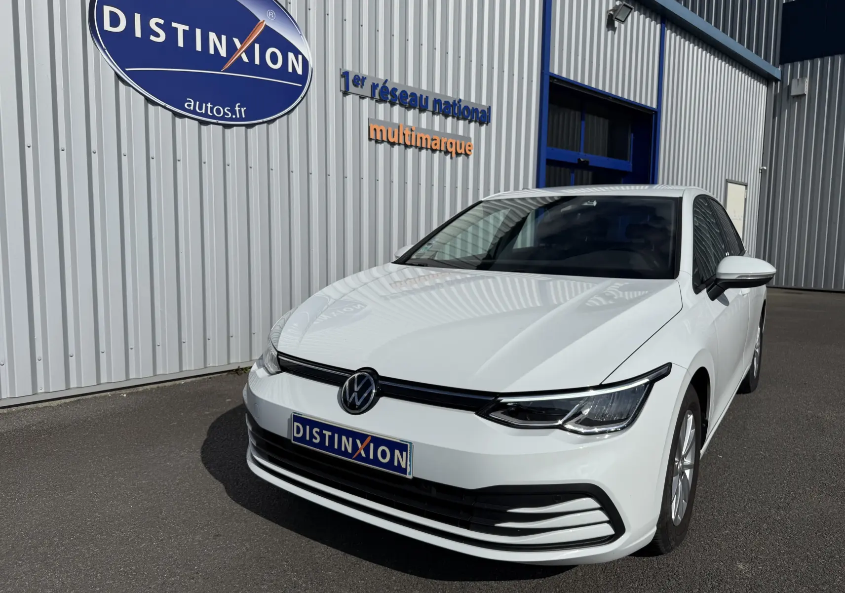 Volkswagen Golf 1.0 TSI 110 Life blanche vue 3/4 avant, avec phares LED et calandre noire brillante.