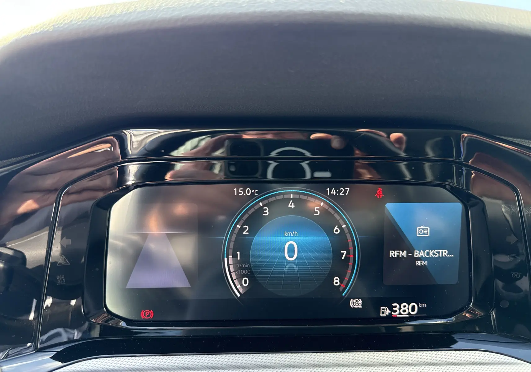 Affichage numérique du tableau de bord de la Volkswagen Golf 1.0 TSI 110 LIFE, montrant la vitesse à 0 km/h et l'autonomie à 380 km.