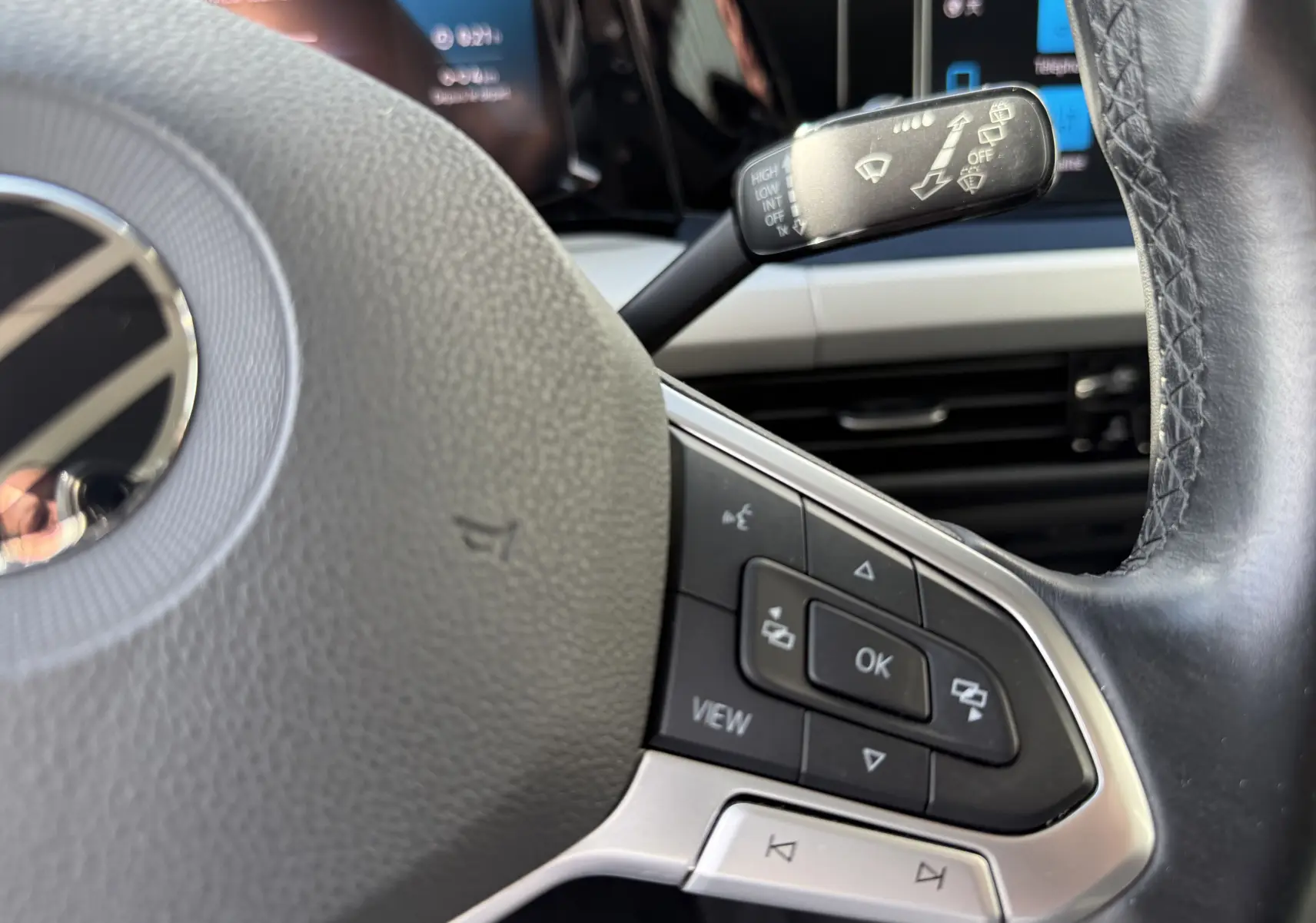 Gros plan sur le volant de la Volkswagen Golf 1.0 TSI 110 LIFE 2020, montrant les commandes multifonctions côté droit.