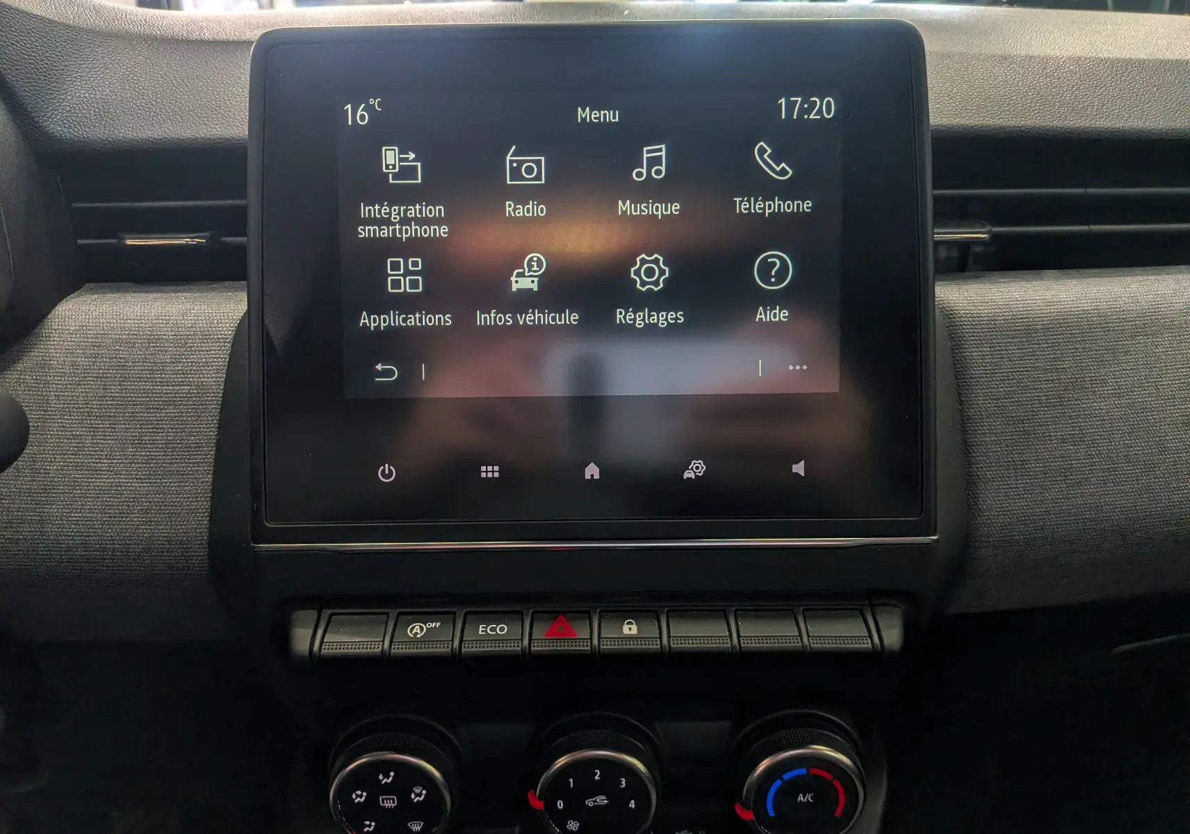 Écran tactile central de la Renault Clio V TCe 90 CH Evolution 2024, vue frontale du tableau de bord gris schiste.