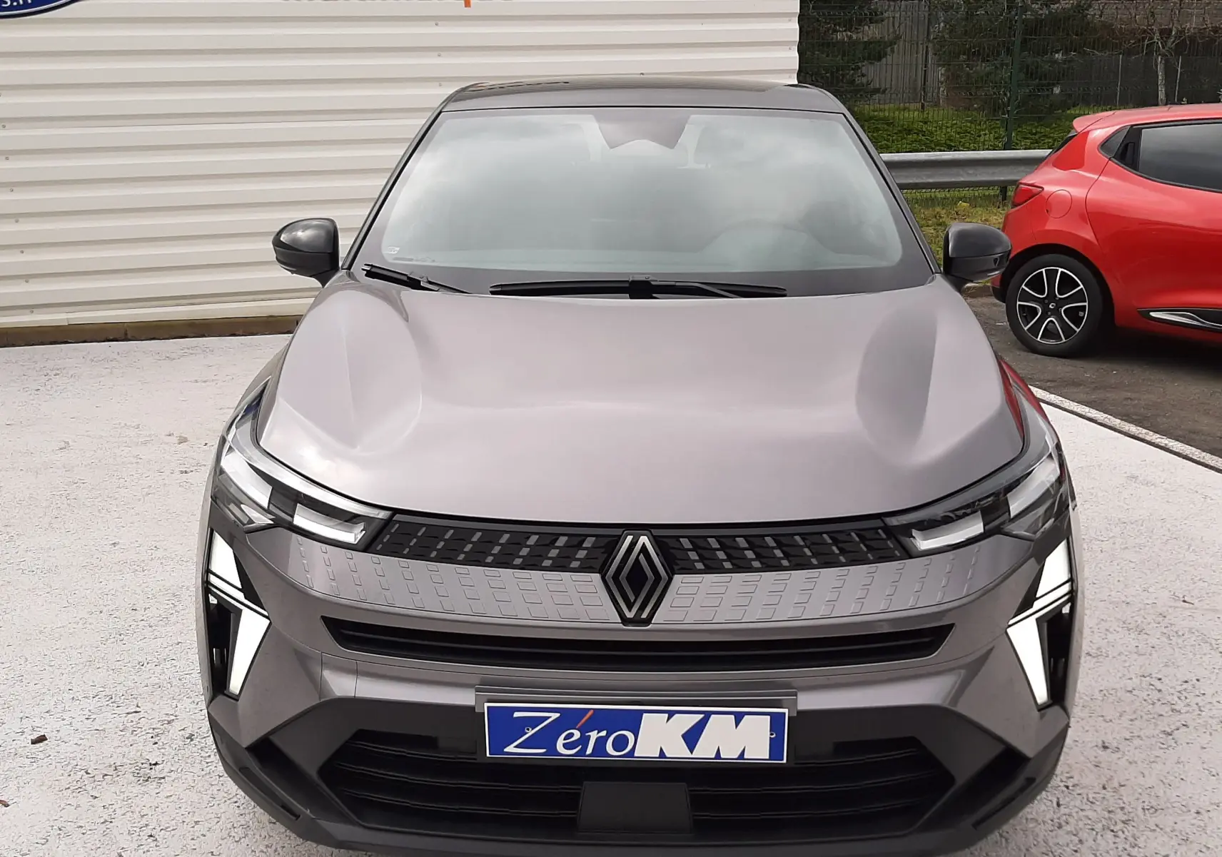 Vue avant d'un Renault Captur E-Tech Full Hybrid 160ch gris Cassiopée avec toit noir et éclairage LED distinctif.