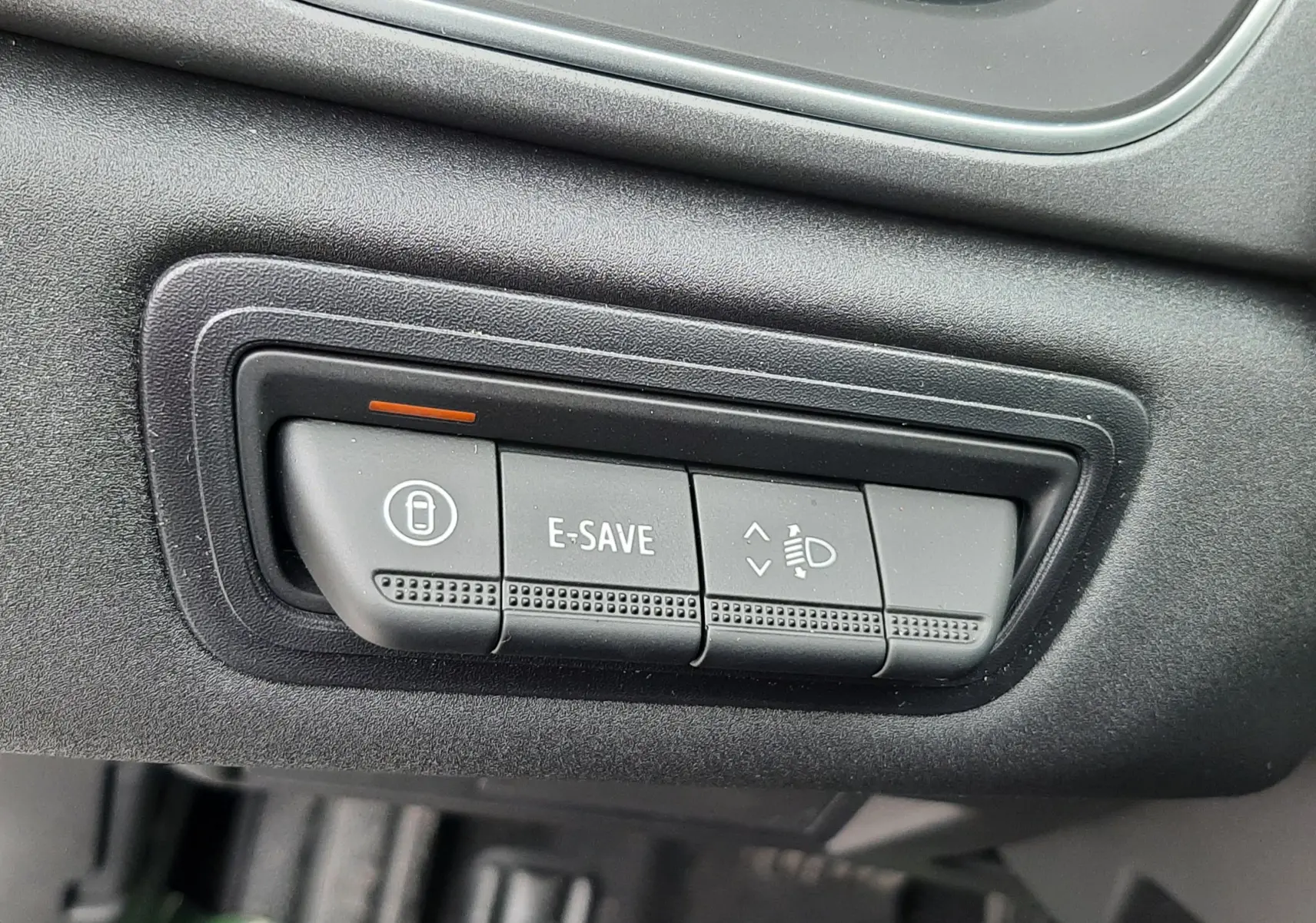 Boutons de commande du tableau de bord du Renault Captur E-Tech gris cassiopée, vue rapprochée intérieure.