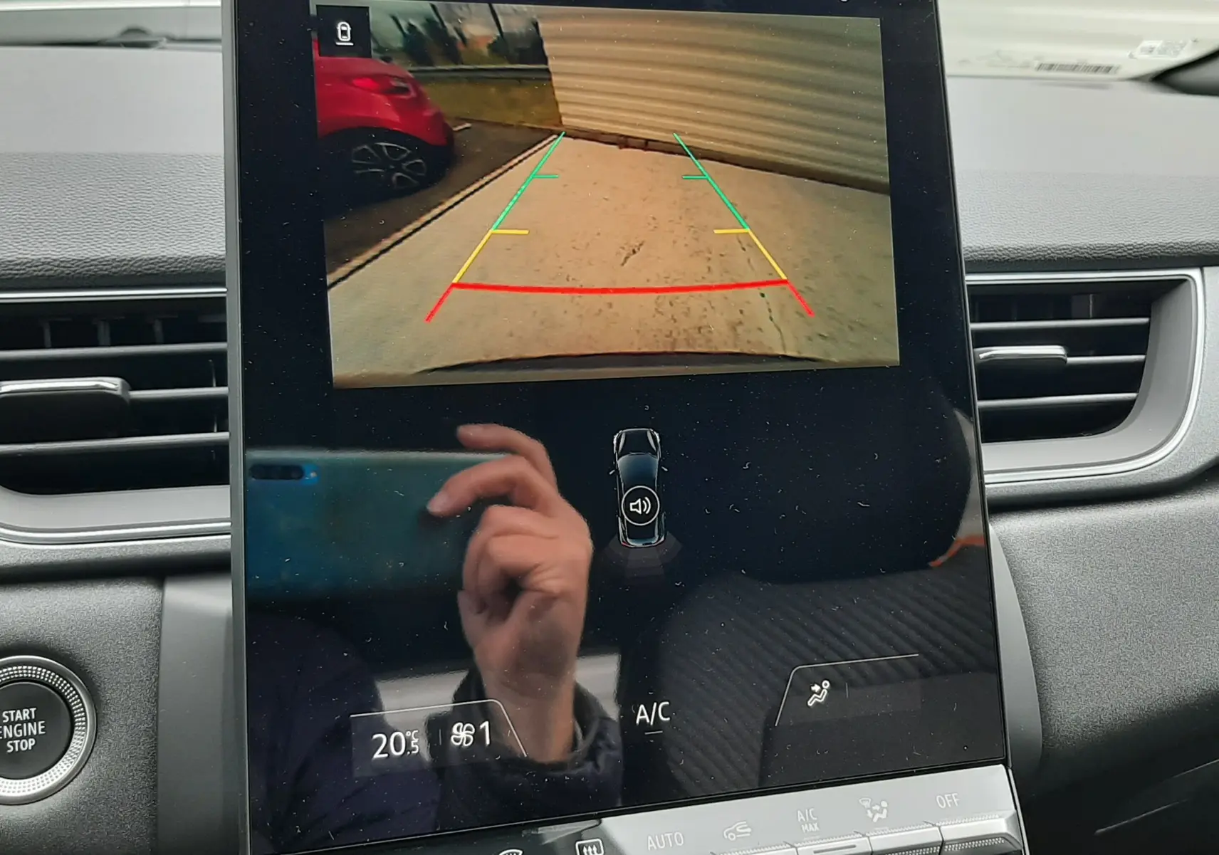 Écran tactile intérieur montrant la caméra de recul du Renault Captur E-Tech gris cassiopée avec toit noir.