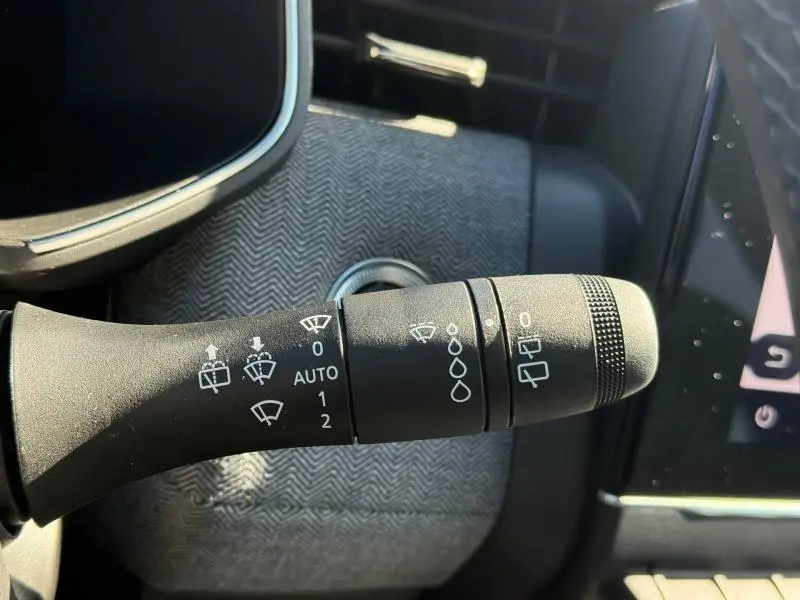 Gros plan sur la commande des essuie-glaces du Renault Clio 1.0 TCe 90ch Techno 2025, intérieur noir avec détails fonctionnels.