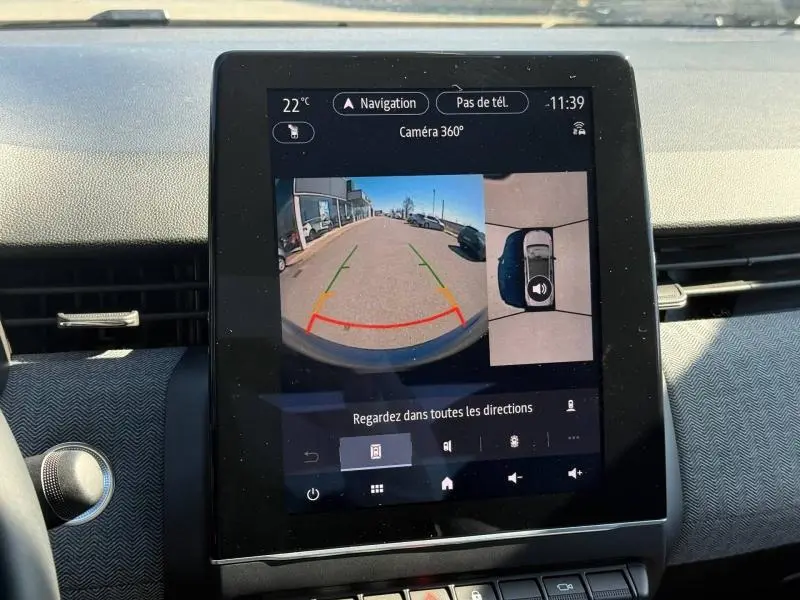 Écran central de la Renault Clio 2025 affichant la caméra 360° avec vue arrière et vue aérienne du véhicule Bleu Iron.