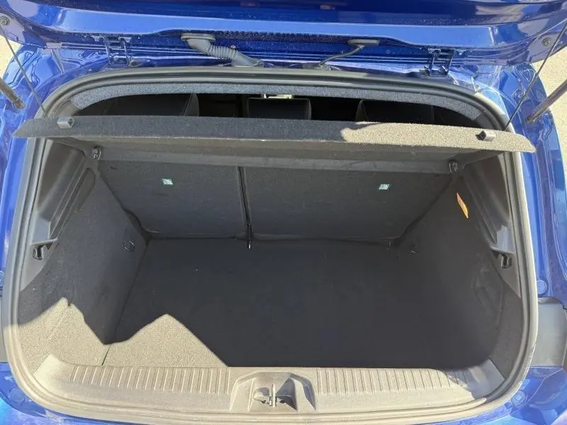 Coffre ouvert vu de dessus d'une Renault Clio 1.0 TCe 90ch Techno 2025 en Bleu Iron, montrant l'espace de chargement vide.